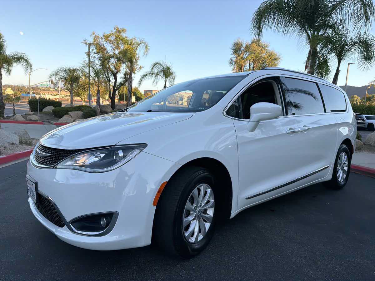 Used 2019 Chrysler Pacifica Touring-L FWD image 13