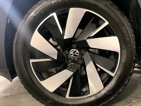 Used 2025 Volkswagen Atlas Cross Sport SE image 9