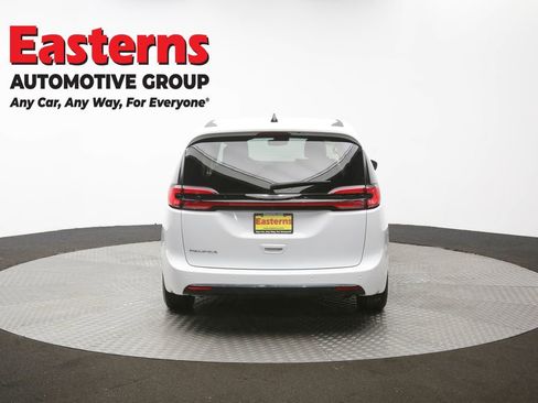 Used 2023 Chrysler Pacifica Touring-L image 38