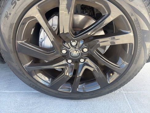 Used 2024 Land Rover Discovery S image 3