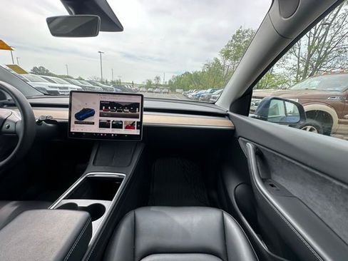Used 2022 Tesla Model Y Long Range image 27