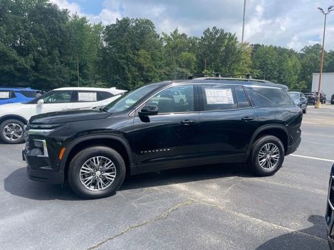 New 2025 Chevrolet Traverse LT w/ Enhanced Driving Package image 2