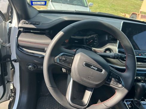 Used 2025 Jeep Compass Trailhawk AWD/4WD image 5