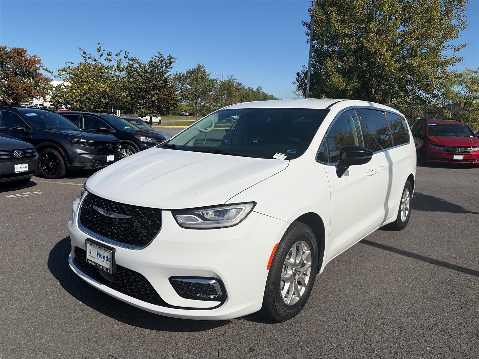 Used 2024 Chrysler Pacifica Touring-L FWD image 3