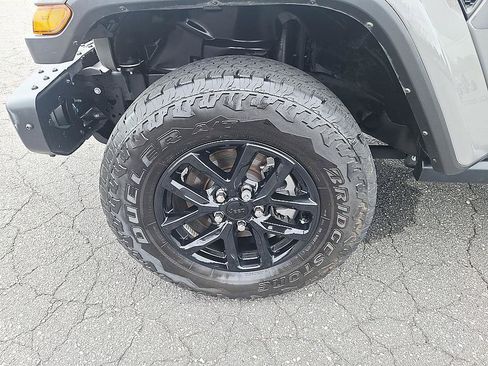 Used 2023 Jeep Gladiator Sport AWD/4WD image 8