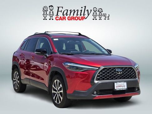 Used 2025 Toyota Corolla Cross XLE w/ Convenience Package FWD image 2
