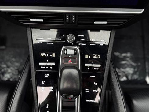 Used 2023 Porsche Cayenne w/ Premium Package image 21