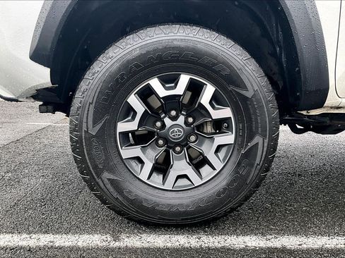 Used 2021 Toyota Tacoma TRD Off-Road image 9