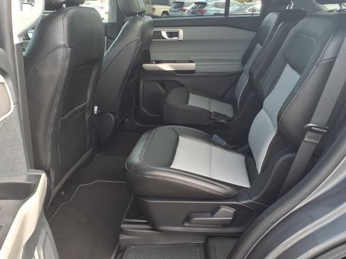 Used 2022 Ford Explorer XLT w/ Equipment Group 202A AWD/4WD image 9
