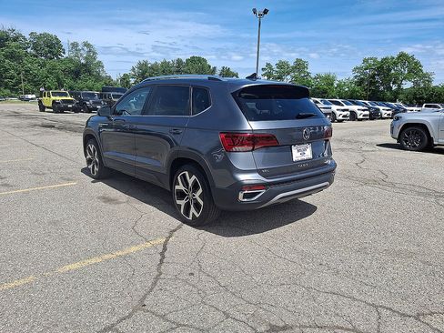 Used 2022 Volkswagen Taos SEL w/ Panoramic Sunroof Package AWD/4WD image 6