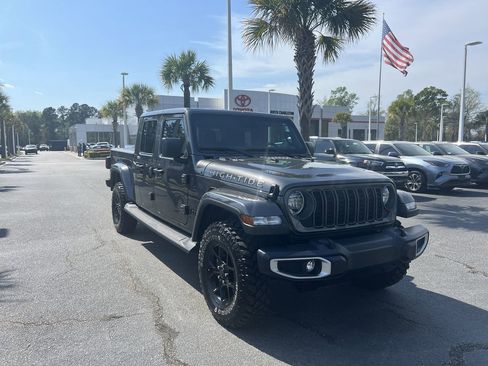 Used 2025 Jeep Gladiator Sport image 2