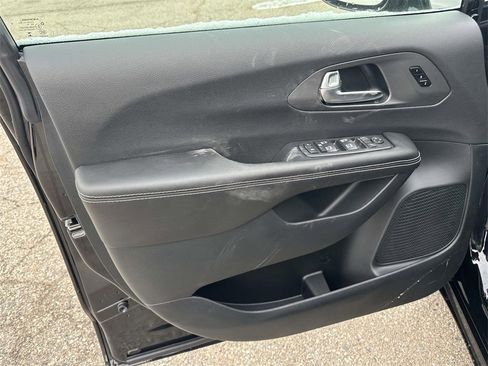 New 2026 Chrysler Pacifica Select image 13