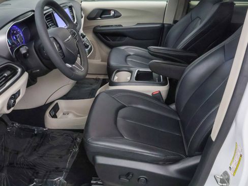 Used 2023 Chrysler Pacifica Touring-L FWD image 5