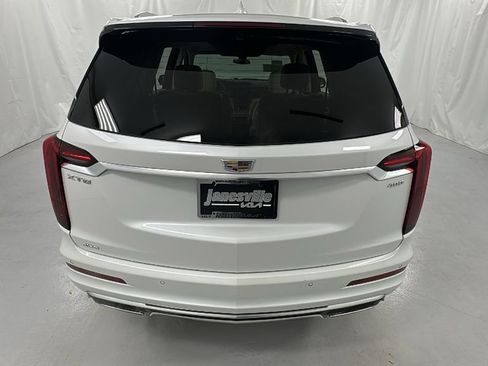 Used 2022 Cadillac XT6 Premium Luxury image 4