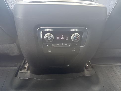 Used 2022 GMC Yukon XL Denali AWD/4WD image 27