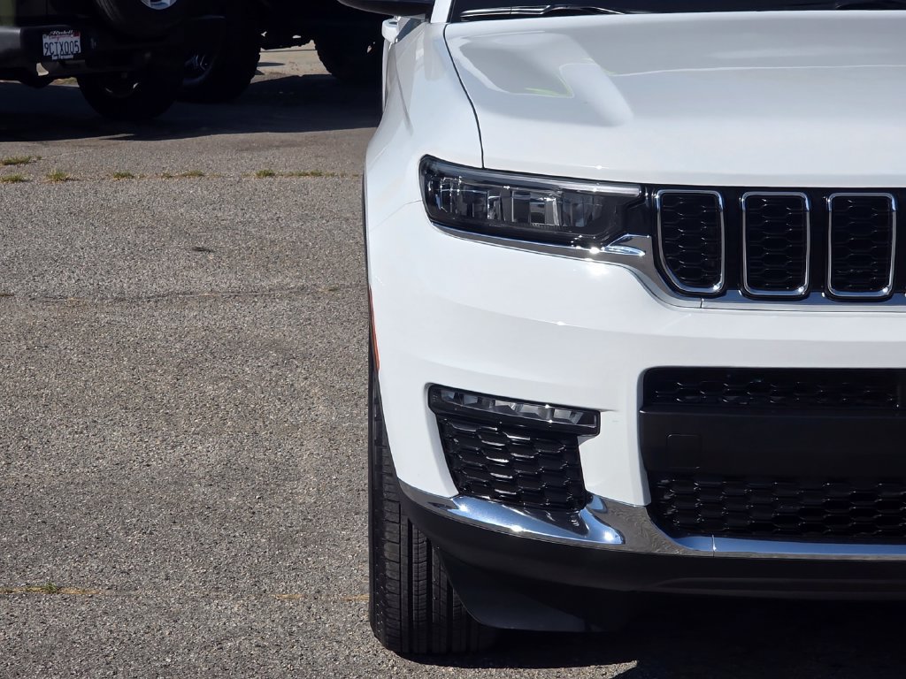 Used 2023 Jeep Grand Cherokee L Limited RWD image 3