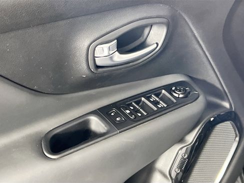 Used 2022 Jeep Renegade Altitude w/ Convenience Group AWD/4WD image 18
