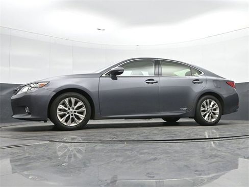 Used 2013 Lexus ES 300h w/ Luxury Pkg image 16