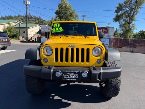 Used 2015 Jeep Wrangler Unlimited Rubicon w/ Connectivity Group AWD/4WD image 3