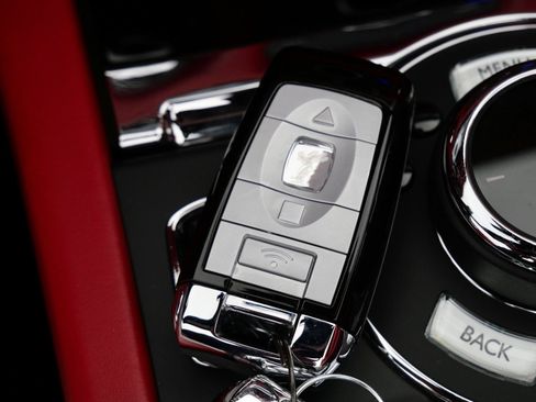 Used 2017 Rolls-Royce Dawn image 31