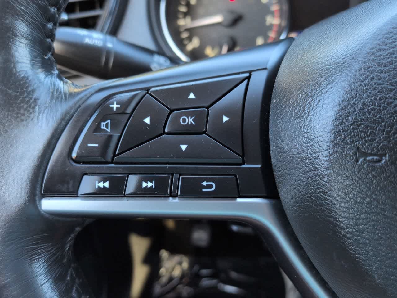 Used 2018 Nissan Rogue SV FWD image 23