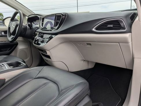 Used 2023 Chrysler Pacifica Touring-L FWD image 14