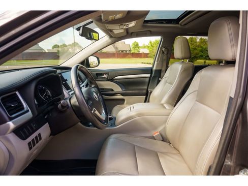 Used 2015 Toyota Highlander XLE AWD/4WD image 12