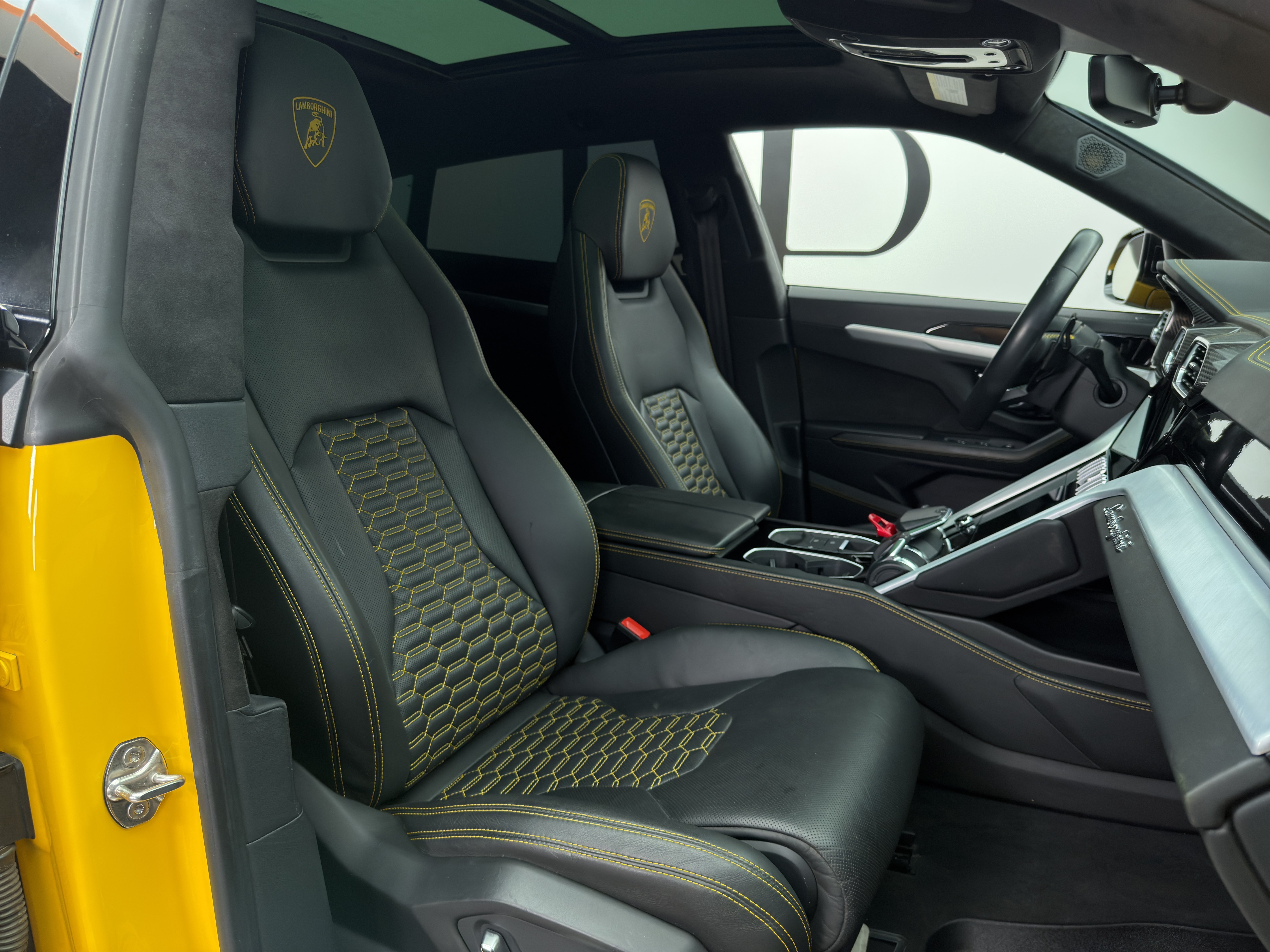 Used 2021 Lamborghini Urus AWD/4WD image 17