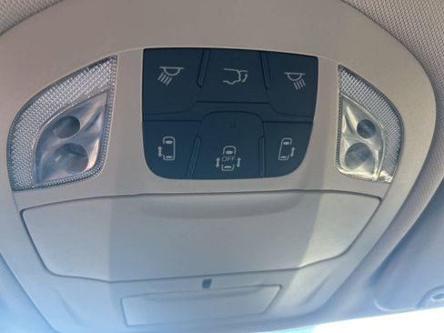 Used 2024 Chrysler Pacifica Touring-L image 39