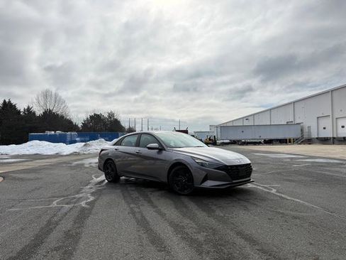 Used 2023 Hyundai Elantra SEL image 2