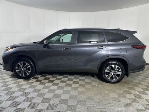 Used 2025 Toyota Highlander XLE image 3