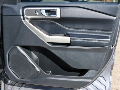 Used 2022 Ford Explorer XLT image 15