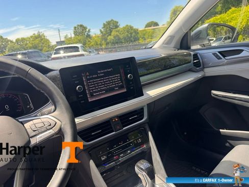 Used 2025 Volkswagen Taos SEL AWD/4WD image 16
