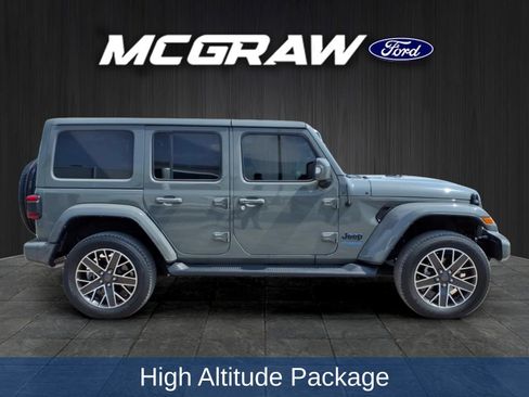 Used 2022 Jeep Wrangler Unlimited Sahara AWD/4WD image 7