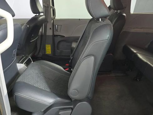 Used 2014 Toyota Sienna SE image 12