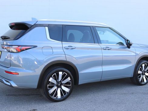 Used 2025 Mitsubishi Outlander SEL image 2