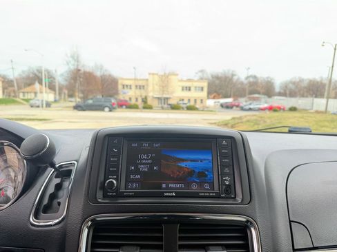 Used 2018 Dodge Grand Caravan SE w/ UConnect Hands-Free Group image 12