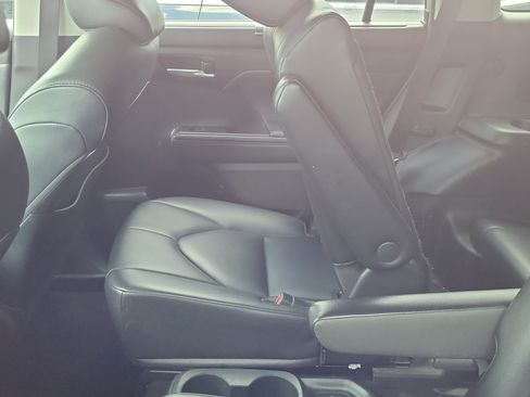 Used 2021 Toyota Highlander XLE FWD image 10