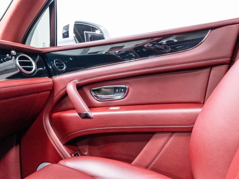 Used 2020 Bentley Bentayga AWD/4WD image 21