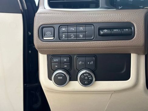 Used 2023 GMC Yukon XL Denali AWD/4WD image 19