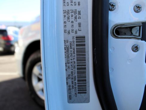 Used 2017 RAM 1500 Express RWD image 23