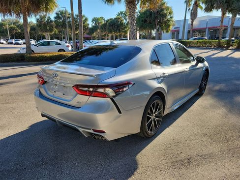Used 2023 Toyota Camry SE image 3