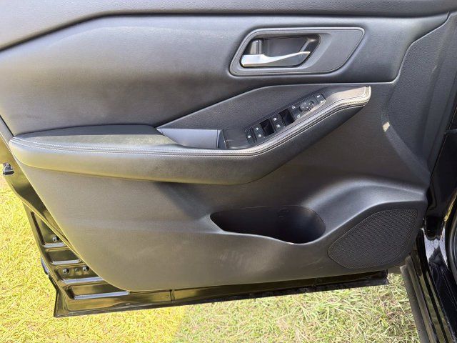 Used 2025 Nissan Rogue SV AWD/4WD image 16