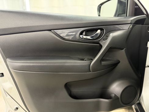 Used 2018 Nissan Rogue SV image 10