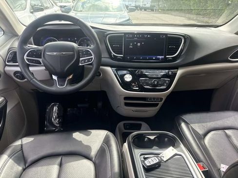 Used 2024 Chrysler Pacifica Touring-L FWD image 16