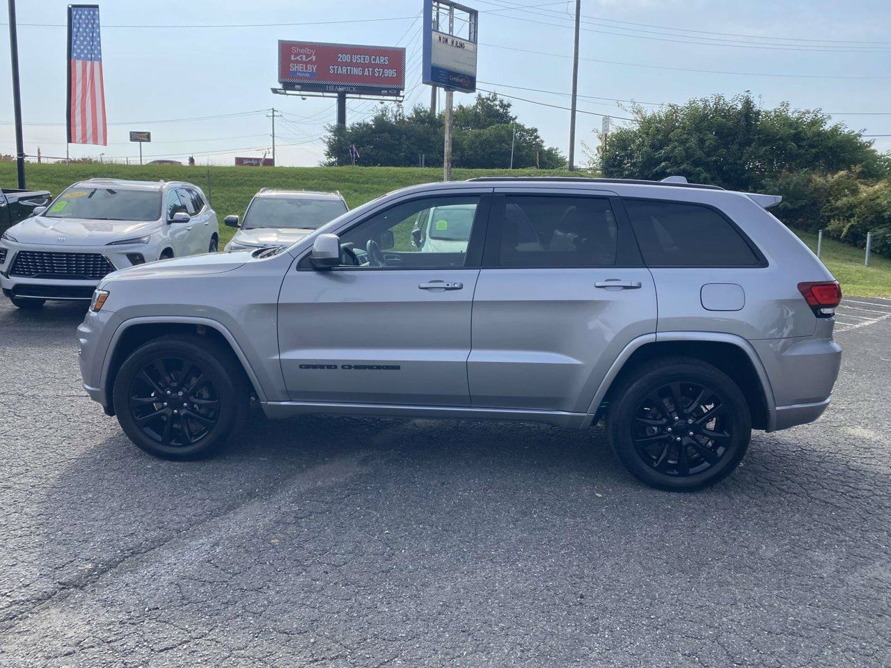 Used 2017 Jeep Grand Cherokee Altitude AWD/4WD image 5