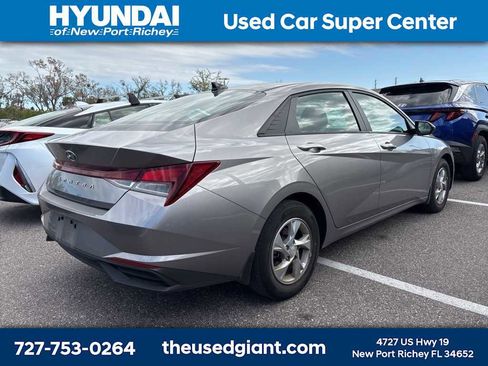 Used 2023 Hyundai Elantra SE image 3