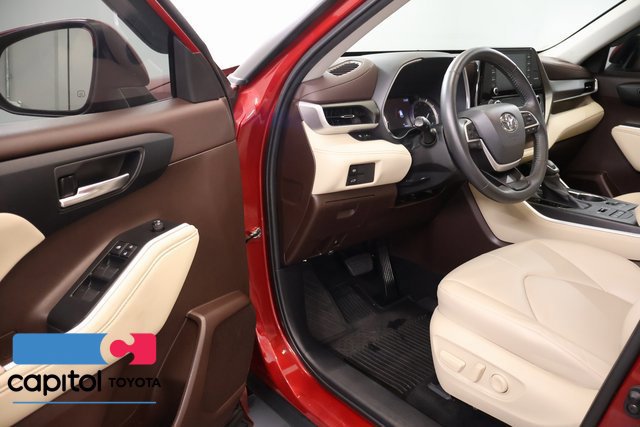 Used 2022 Toyota Highlander XLE AWD/4WD image 8