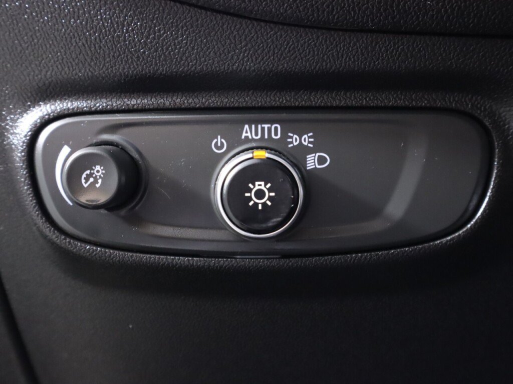 Used 2020 Chevrolet Equinox LS w/ LPO, Cargo Package AWD/4WD image 10
