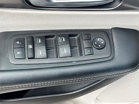 Used 2023 Chrysler Pacifica Touring-L FWD image 17